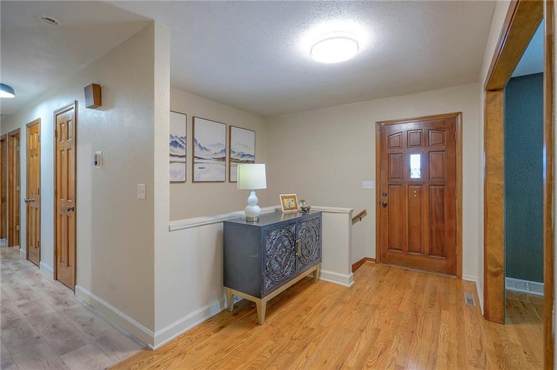 607 Birchwood Dr, Lee's Summit, MO 64086