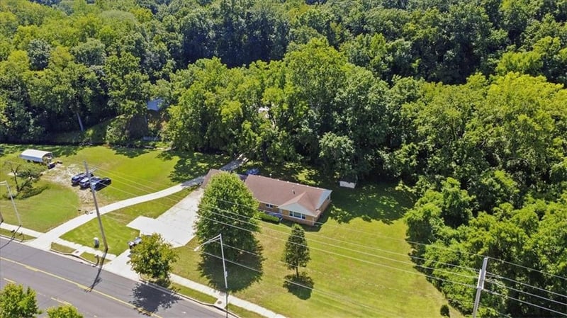 7000 Waukomis Dr, Kansas City, MO 64151