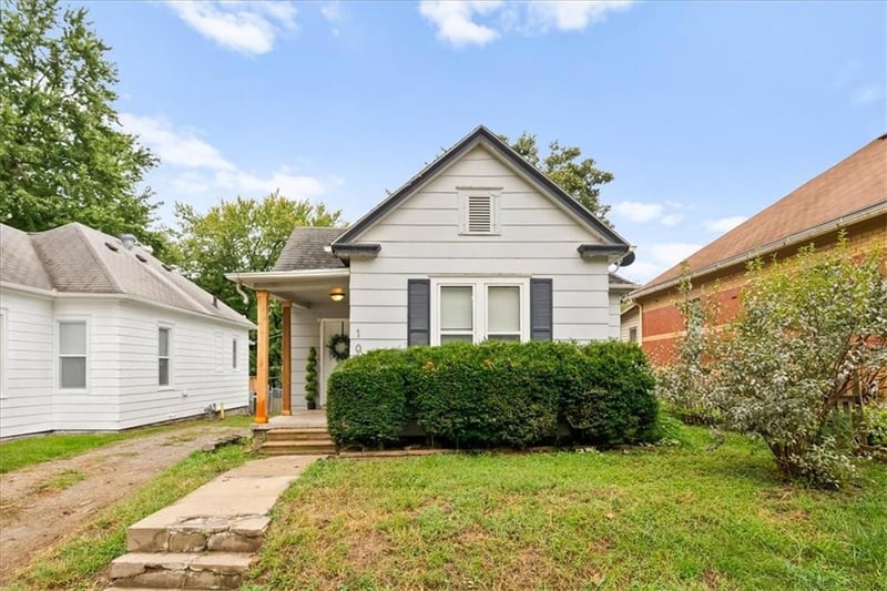 1024 Roosevelt Ave, St Joseph, MO 64505
