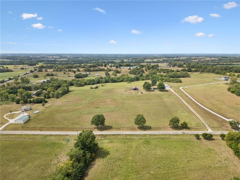 548 NW Uu Hw, Centerview, MO 64019