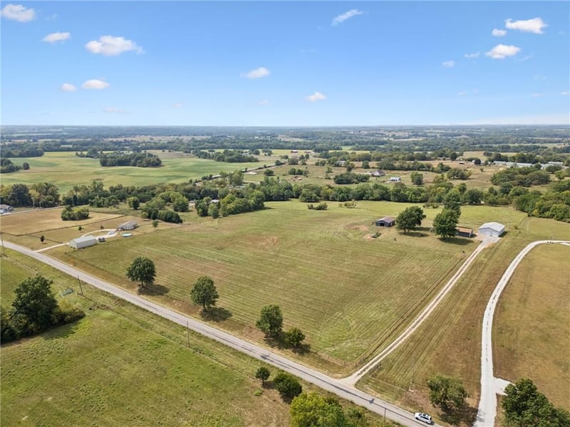 548 NW Uu Hw, Centerview, MO 64019