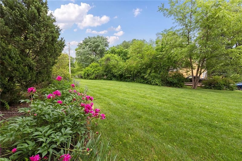 6904 79th St, Overland Park, KS 66204