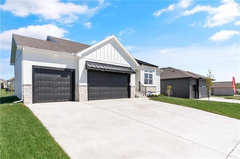 4133 Dearborn Ln, Lee's Summit, MO 64064