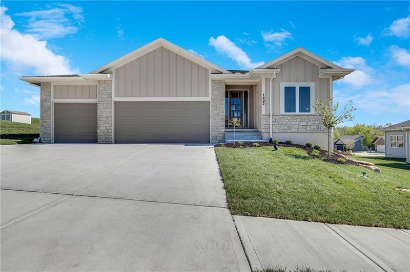 1202 Morgan Dr, Pleasant Hill, MO 64080