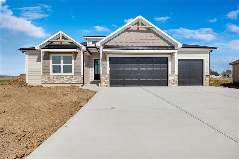 2369 Colonnade Ave, Blue Springs, MO 64029
