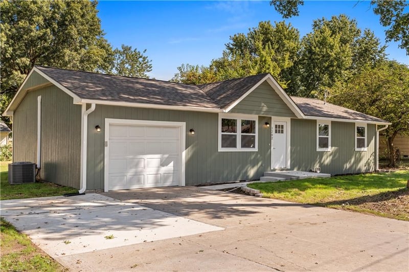 1202 E 11th St, Lamar, MO 64759