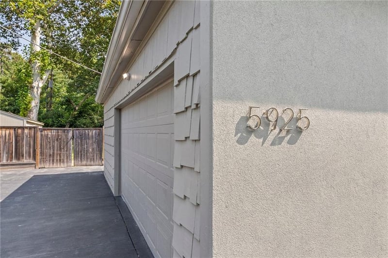 5925 State Line Rd, Kansas City, MO 64113