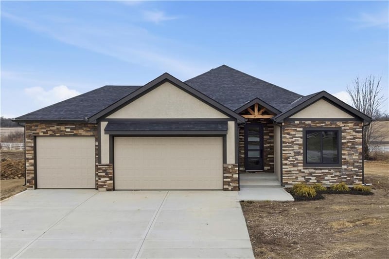 27601 128th Ct, Lee's Summit, MO 64086