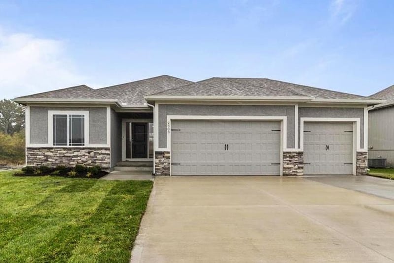 27601 128th Ct, Lee's Summit, MO 64086