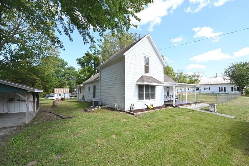 32 Mill St, Dearborn, MO 64439