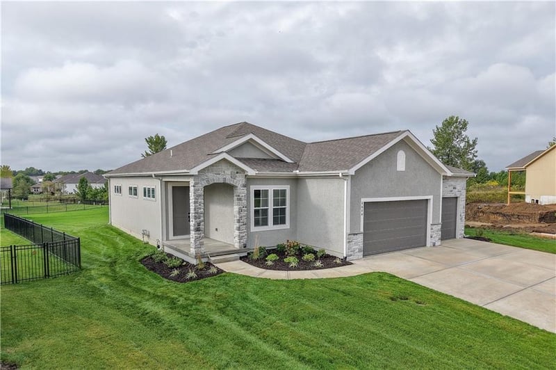 4528 SW Berkshire Dr, Lee's Summit, MO 64083