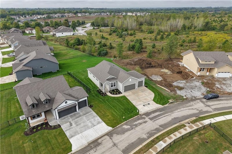 4528 SW Berkshire Dr, Lee's Summit, MO 64083