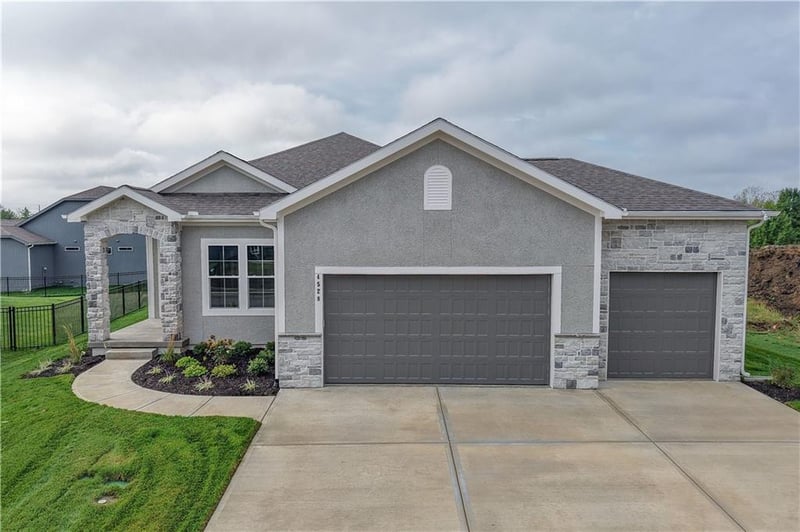4528 SW Berkshire Dr, Lee's Summit, MO 64083