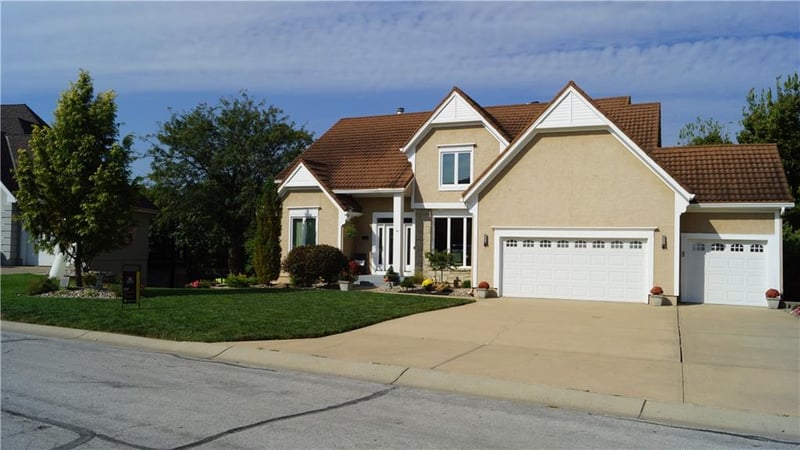 6122 Upperwood Rd, Lee's Summit, MO 64064