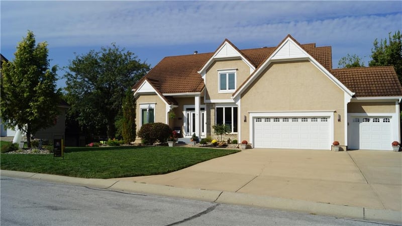 6122 Upperwood Rd, Lee's Summit, MO 64064