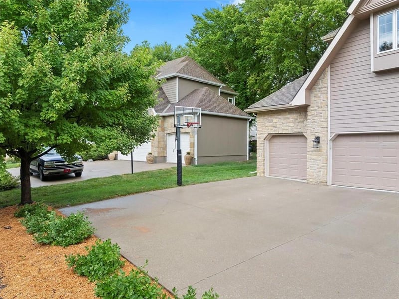 5204 Fox Chase Dr, Lawrence, KS 66049