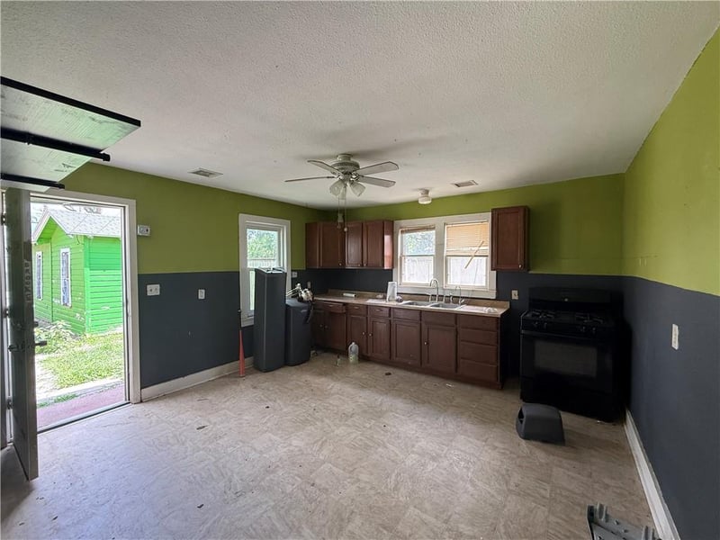 206 First St, Garden City, KS 67846