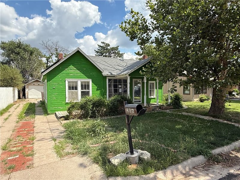 206 First St, Garden City, KS 67846
