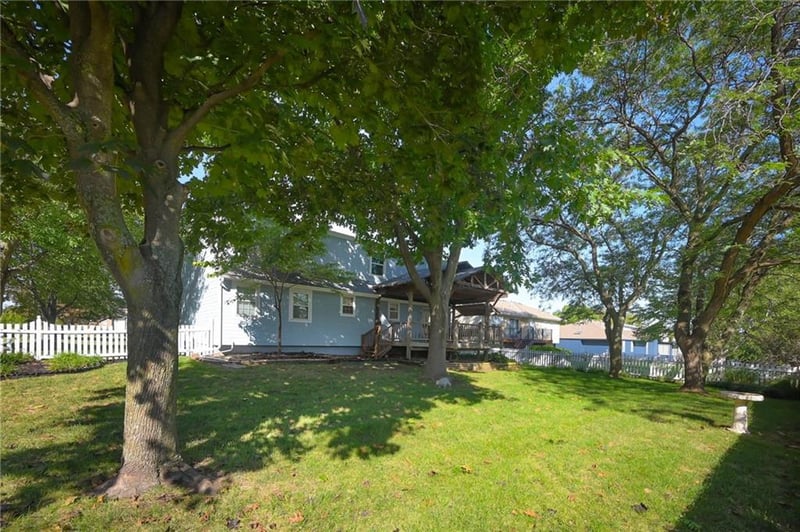 801 Bryant Dr, Lee's Summit, MO 64086