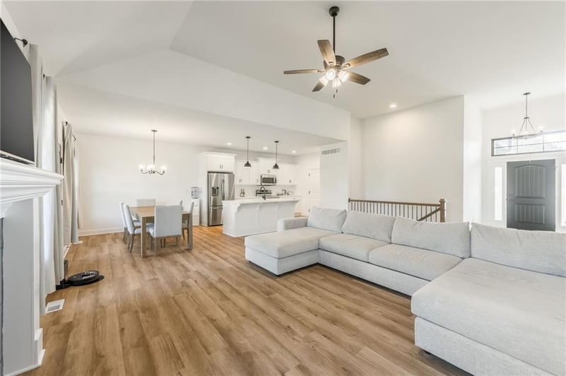 19044 Pawnee Ct, St Joseph, MO 64505