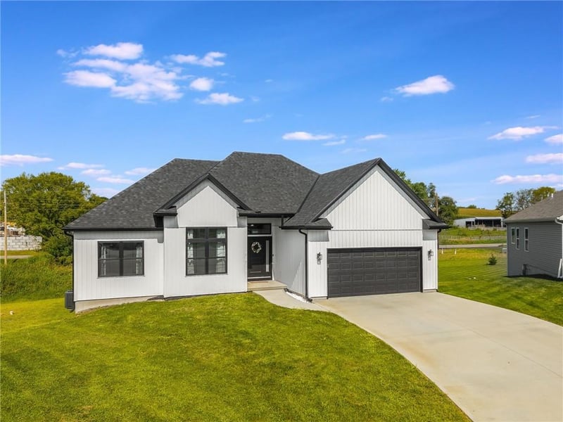 19044 Pawnee Ct, St Joseph, MO 64505