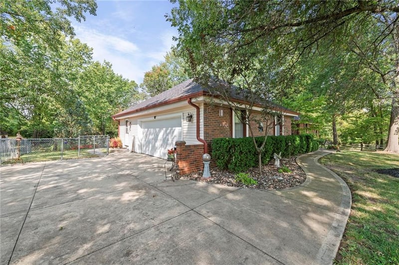 1202 Southwind Dr, Raymore, MO 64083