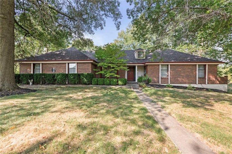 1202 Southwind Dr, Raymore, MO 64083