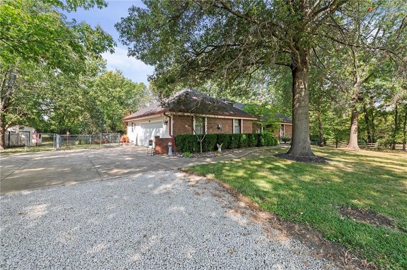 1202 Southwind Dr, Raymore, MO 64083