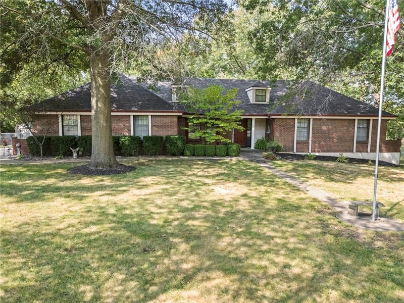 1202 Southwind Dr, Raymore, MO 64083