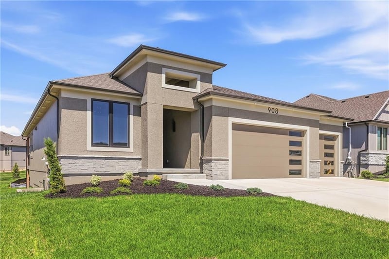 908 Savannah Ln, Greenwood, MO 64034