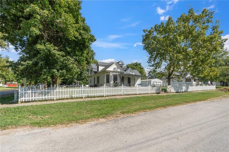110 Elm St, King City, MO 64463
