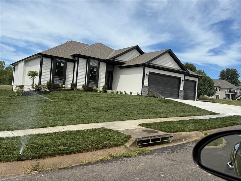 504 Blackhawke Dr, Smithville, MO 64089