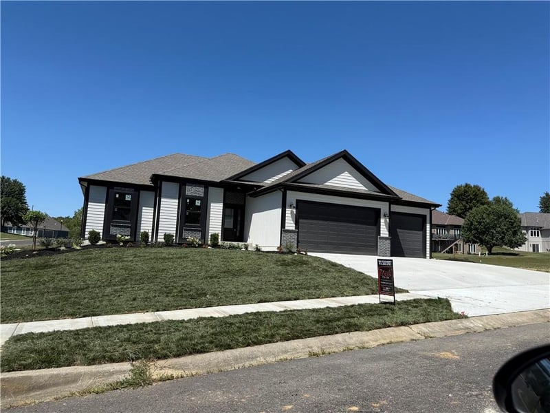 504 Blackhawke Dr, Smithville, MO 64089