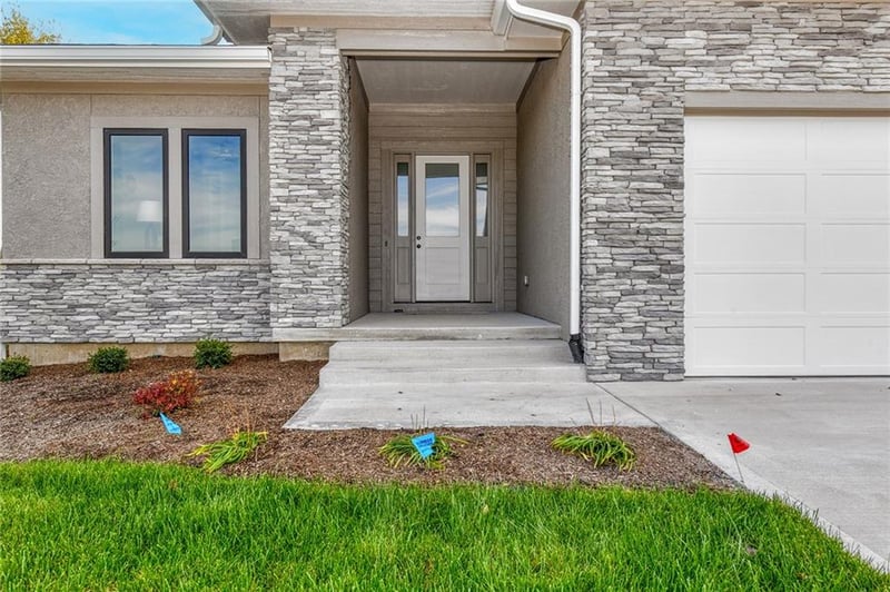3916 Flintrock Dr, Lee's Summit, MO 64082