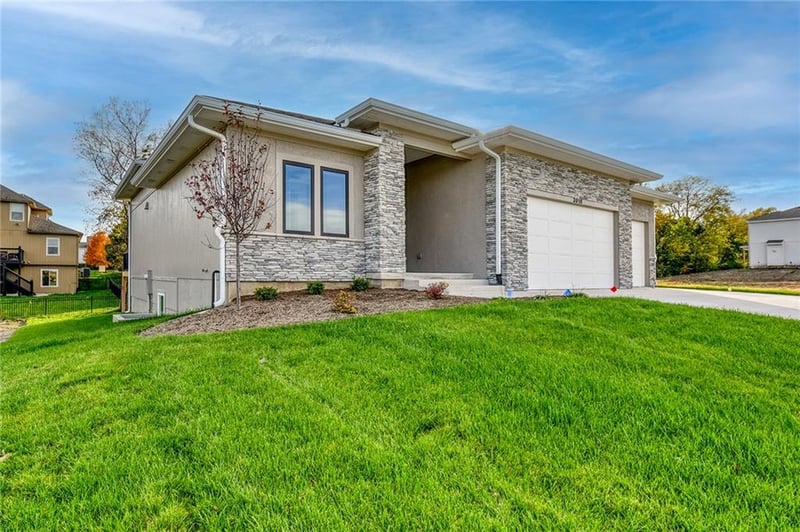 3916 Flintrock Dr, Lee's Summit, MO 64082