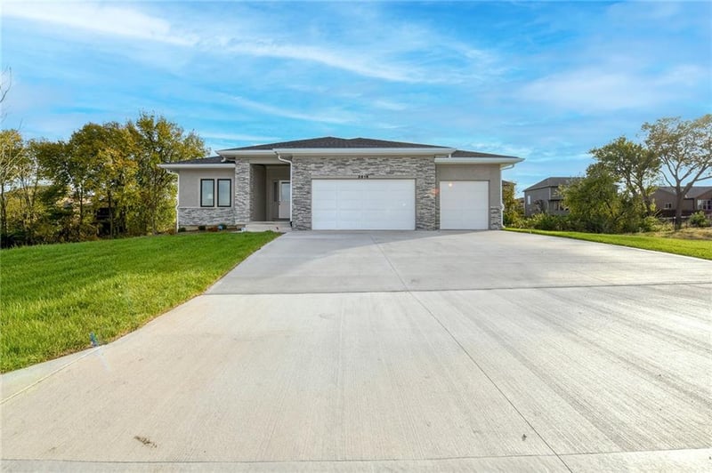 3916 Flintrock Dr, Lee's Summit, MO 64082