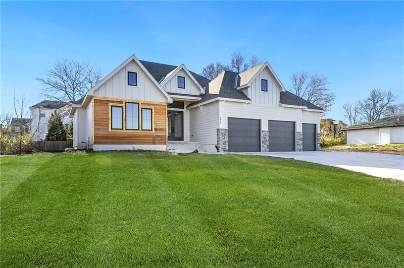 3940 Flintrock Dr, Lee's Summit, MO 64082