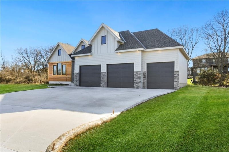 3940 Flintrock Dr, Lee's Summit, MO 64082