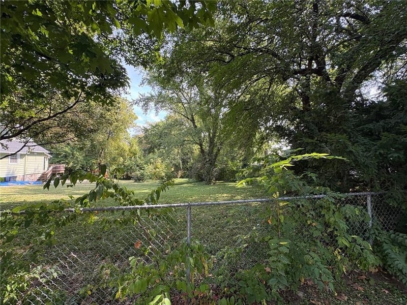 6129 Tracy Ave, Kansas City, MO 64110