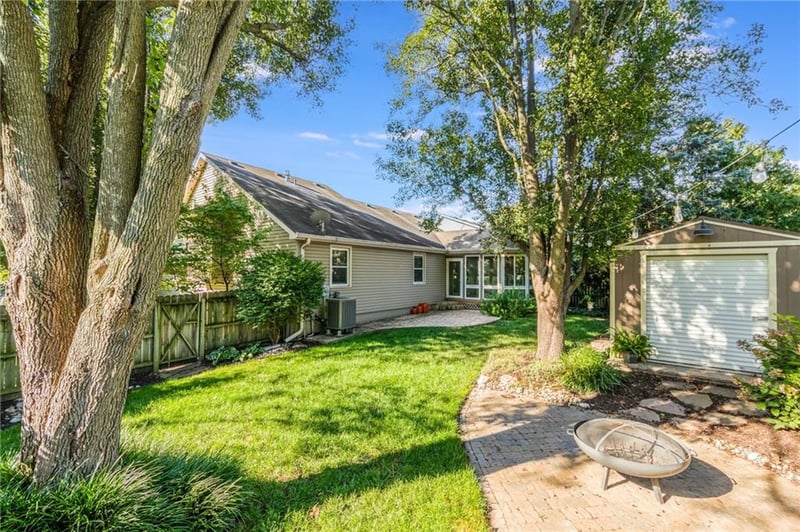 2815 Quail Dr, St Joseph, MO 64506