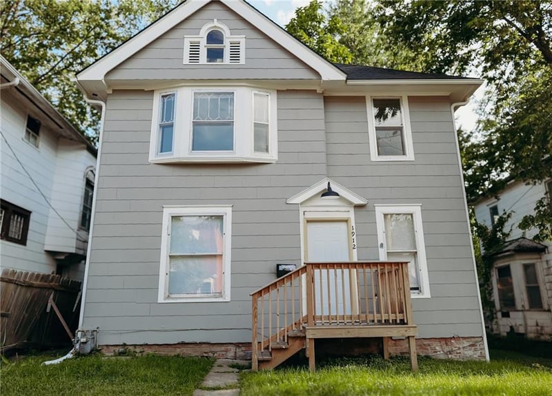 1912 Faraon St, St Joseph, MO 64501