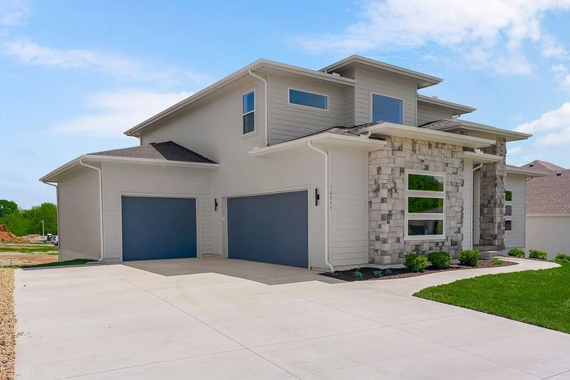 16777 Twilight Ln, Olathe, KS 66062