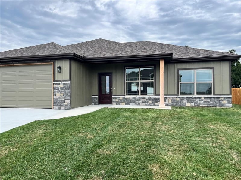 810 Timberline Dr, Cameron, MO 64429