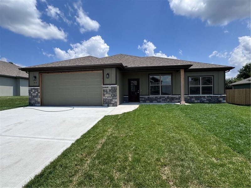 810 Timberline Dr, Cameron, MO 64429