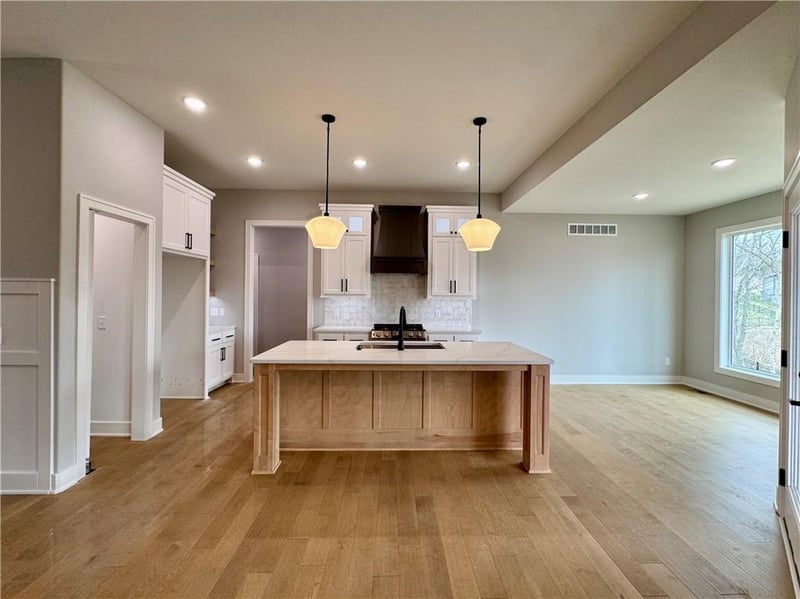 5888 Black Oak Ct, Parkville, MO 64152