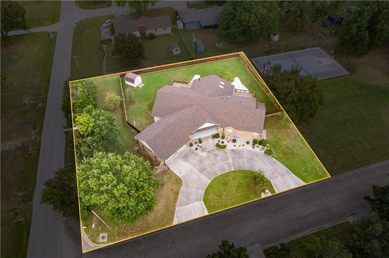 707 Quail Creek Rd, Parsons, KS 67357