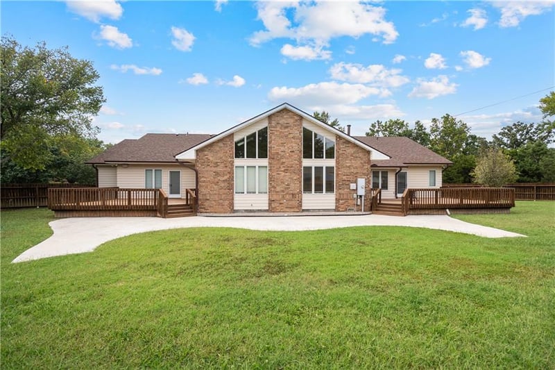 707 Quail Creek Rd, Parsons, KS 67357