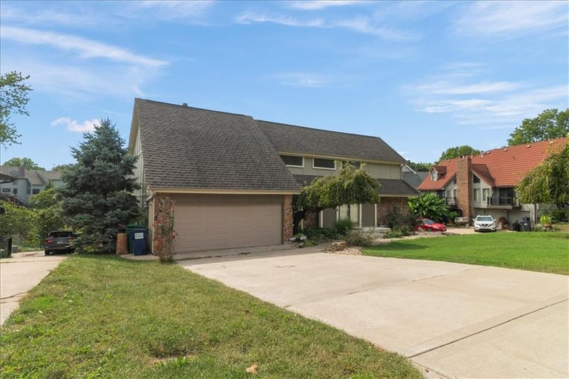 215 Aspen St, Lee's Summit, MO 64064