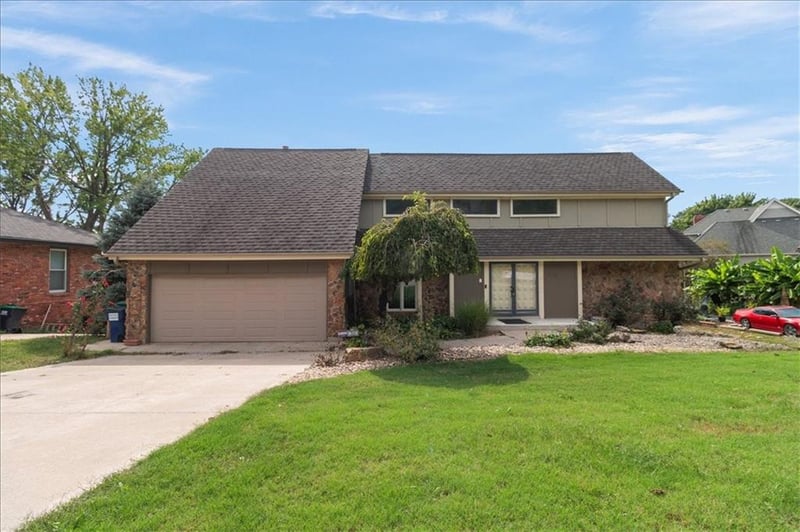 215 Aspen St, Lee's Summit, MO 64064