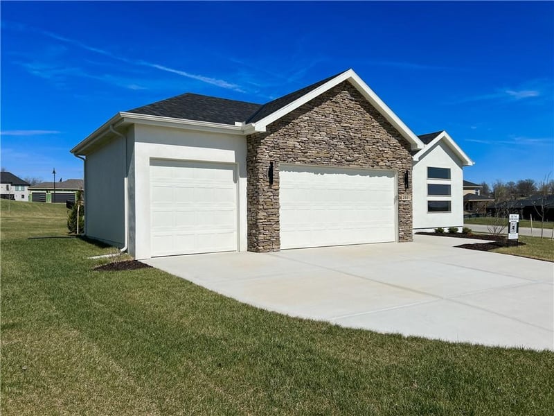 2601 Wheatley Dr, Blue Springs, MO 64029